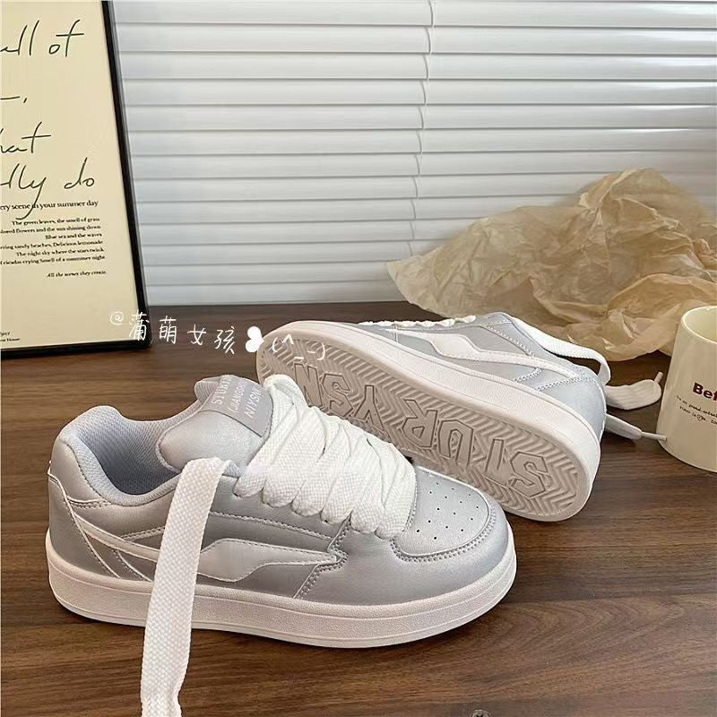 Damen Sportliche Sneakers mit reflektierender Oberfläche und dämpfender Laufsohle EB