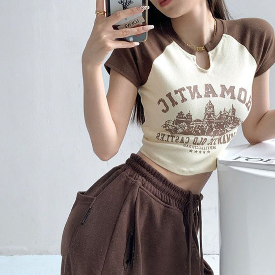 Damen cropped T-Shirt mit einzigartigem Ausschnitt und fröhlichem Grafikdesign EB