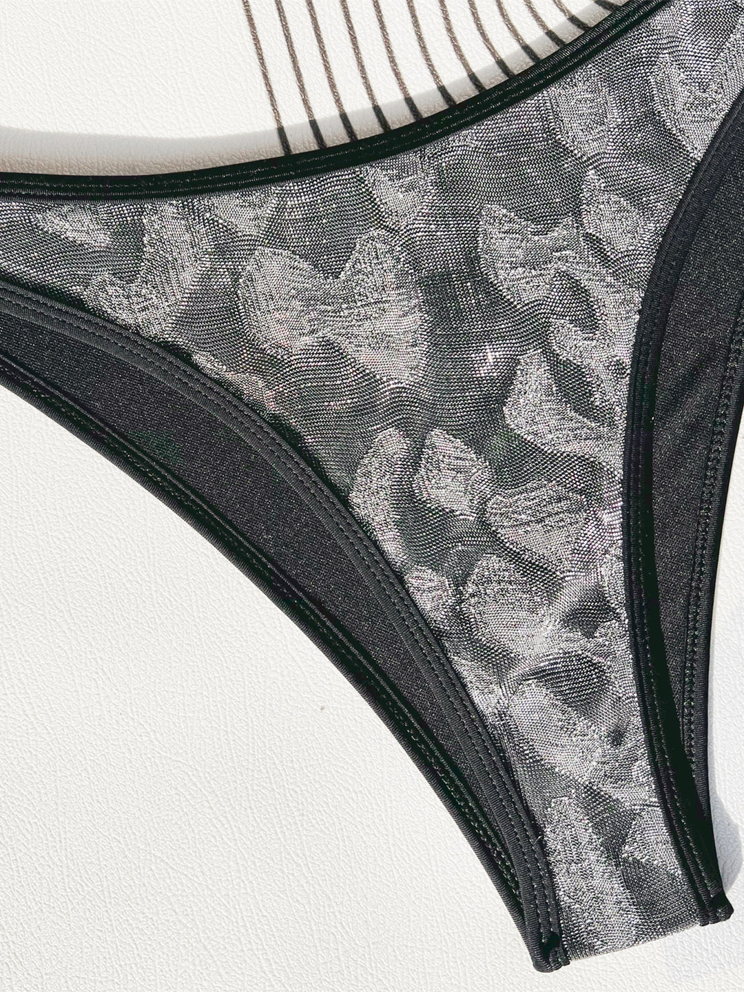 Damen Triangel-Bikini mit stilvollen Metallic-Details EB