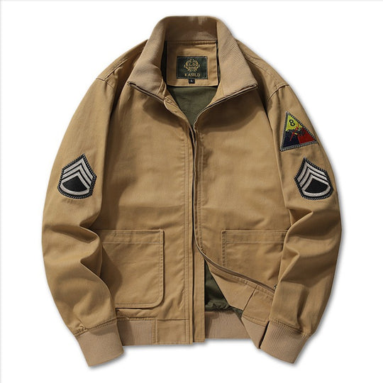Herren nan militärisch inspirierte Bomberjacke mit aufgesetzten Patches, verdecktem Reißverschluss und elastischen Bündchen EB