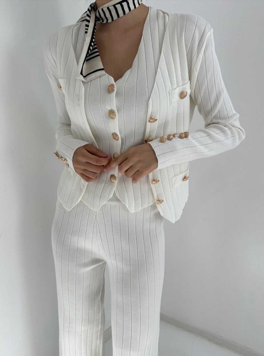 Damen elegantes gestricktes Ensemble mit Knopfdetaillierung EB