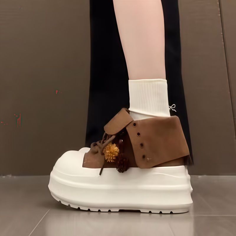 Damen Sportliche Plateau-Sneaker mit verspielten Anhängern EB