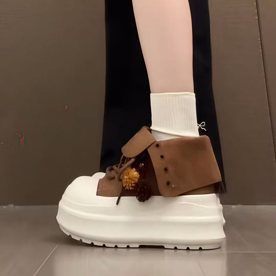 Damen Sportliche Plateau-Sneaker mit verspielten Anhängern EB