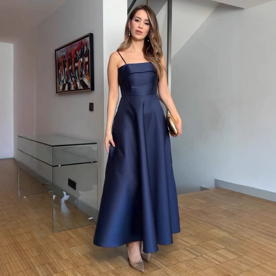 Damen Elegantes Abendkleid mit schulterfreiem Design und voluminösem Rock EB