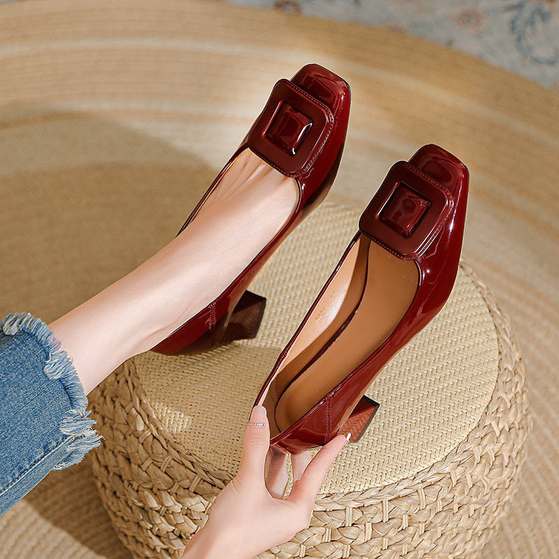 Damen elegante Lackleder-Pumps mit komfortablem Blockabsatz und dekorativer Schnalle EB