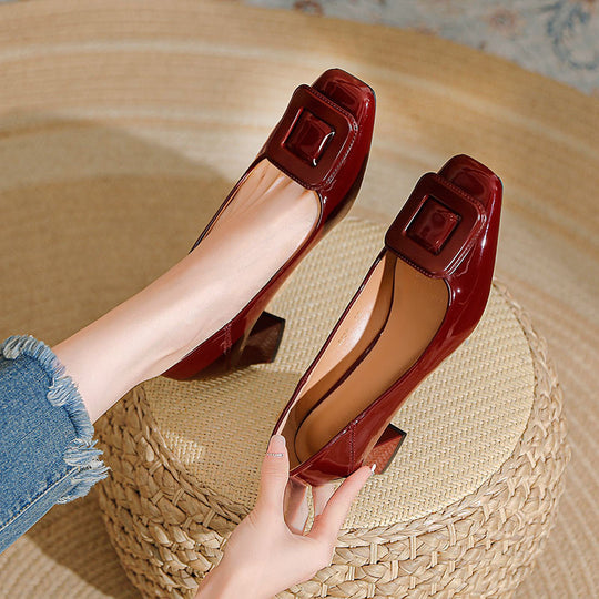 Damen elegante Lackleder-Pumps mit komfortablem Blockabsatz und dekorativer Schnalle EB