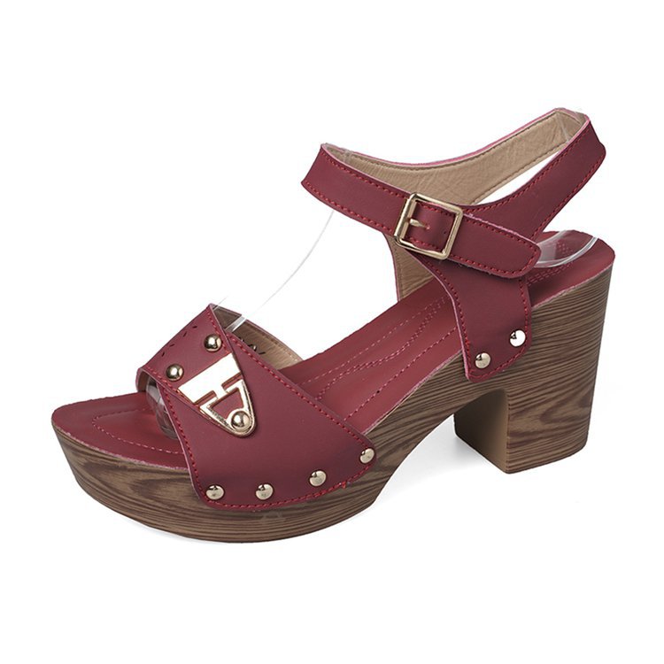 Damen Elegante Plateau-Sandaletten mit geschwungenem Riemendesign und modischen Nieten EB