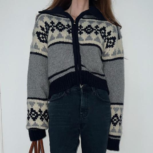 Damen Strickjacke mit floralem Muster und hohen Kragen EB