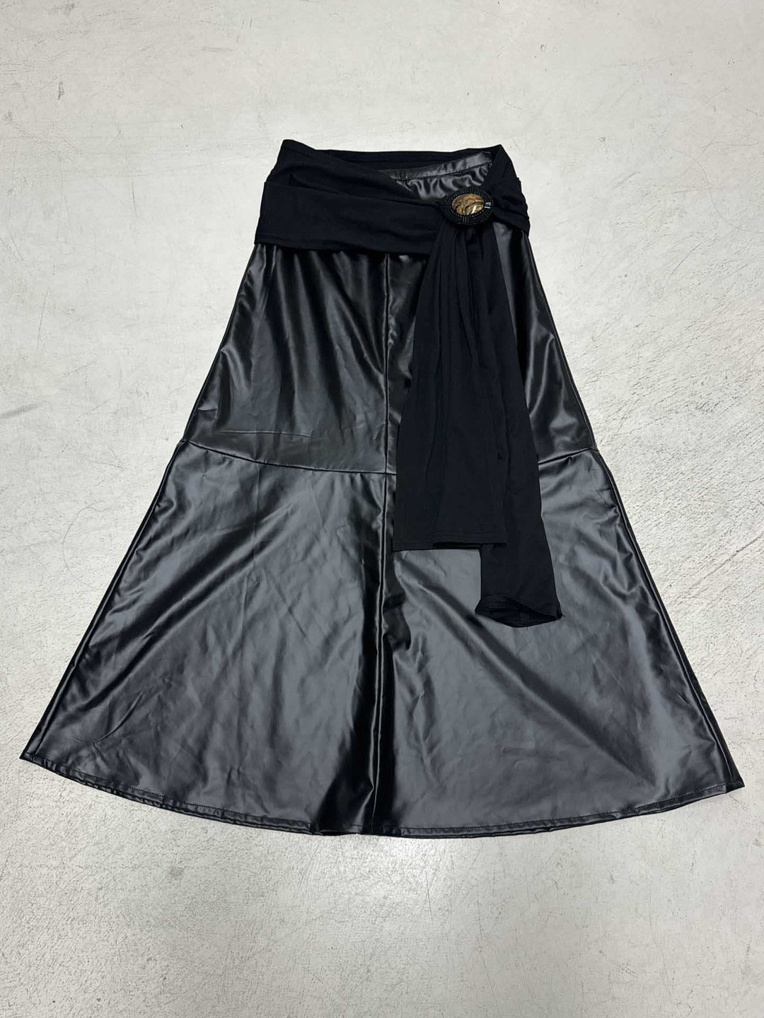 Damen eleganter Satin-Abendrock mit raffinierten Rüschen und Spitzenakzenten EB