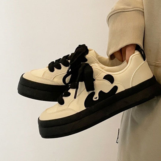 Damen Plateau-Sneaker mit auffälliger Tierapplikation und gepolstertem Komfortkragen EB