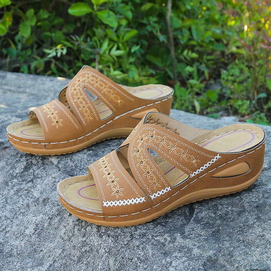 Damen Komfortable Wedgesandalen mit floralem Stickdesign EB