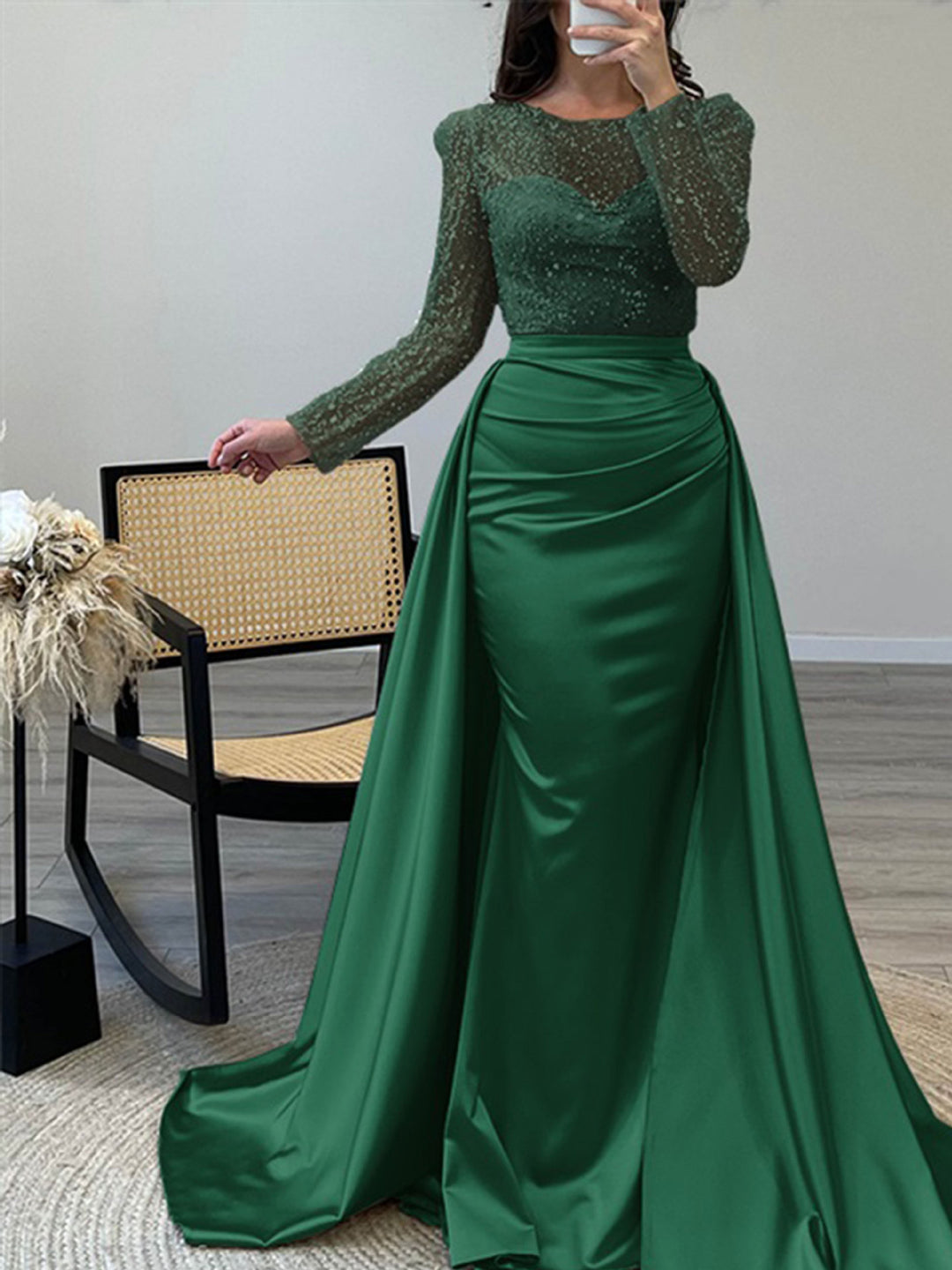 Damen Abendkleid mit funkelndem Paillettenoberteil und elegantem Satinrock EB