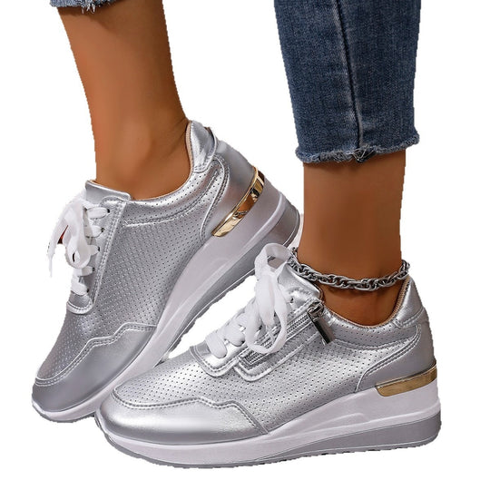 Damen Sportliche Sneakers mit perforiertem Obermaterial und glänzenden Akzenten EB