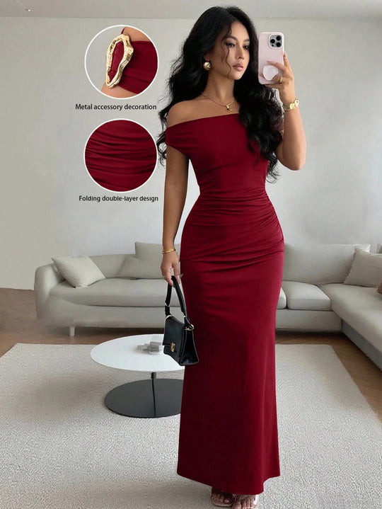 Damen Wickelmaxikleid mit schmalem Schnitt und auffälligen Details EB