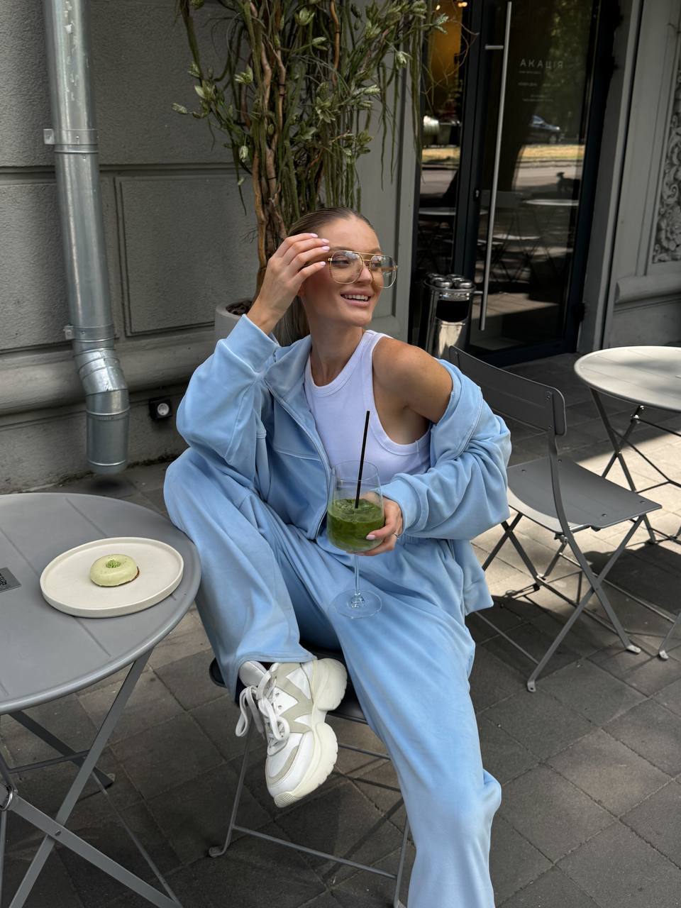 Damen sportive Oversize-Fleecejacke mit diagonaler Reißverschluss-Optik und weit geschnittener High-Waist-Jogginghose Eichborn Berlin