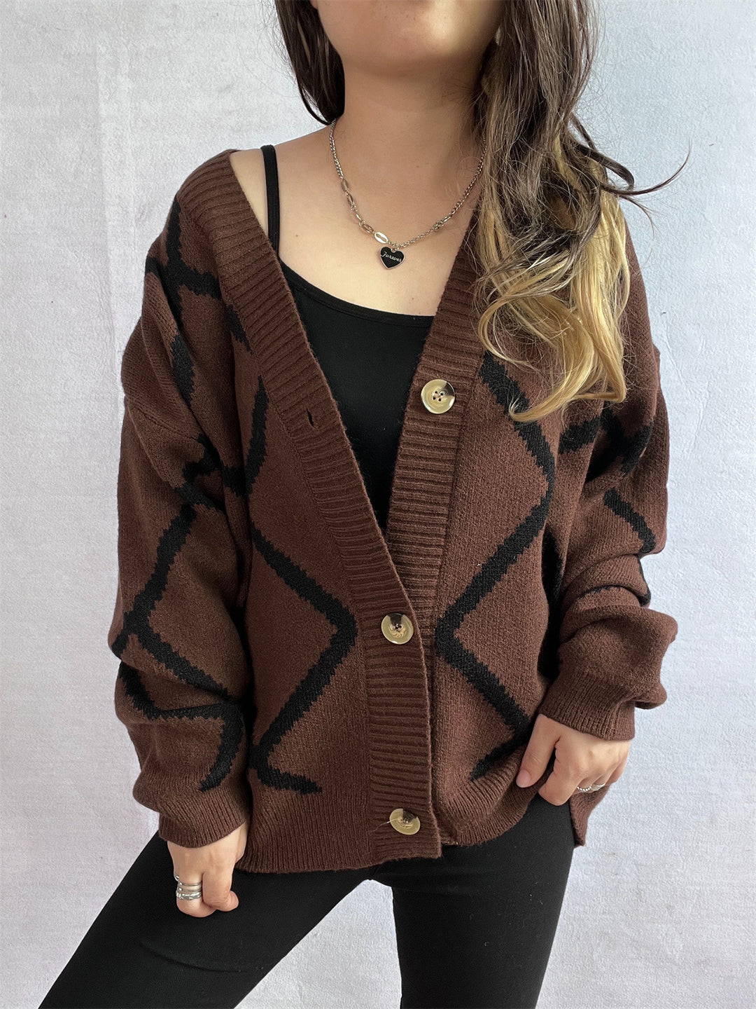 Damen Strickjacke mit modernem geometrischem Muster und hochwertigen Knopfdetails EB