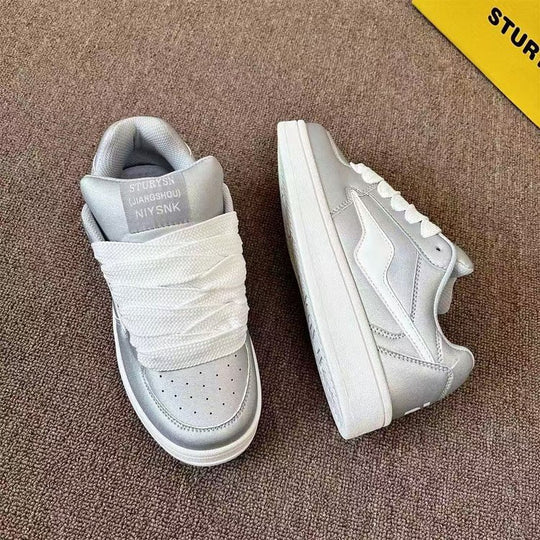 Damen Sneakers mit glänzendem Obermaterial und bequemer Schnürung EB
