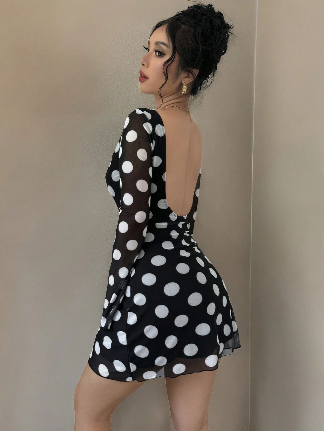 Damen luftiges Minikleid mit aufregendem Rückenausschnitt und modernen Punkten EB