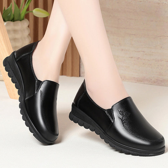 Damen Bequeme Slip-On Mokassins mit elegantem Blumenemblem EB