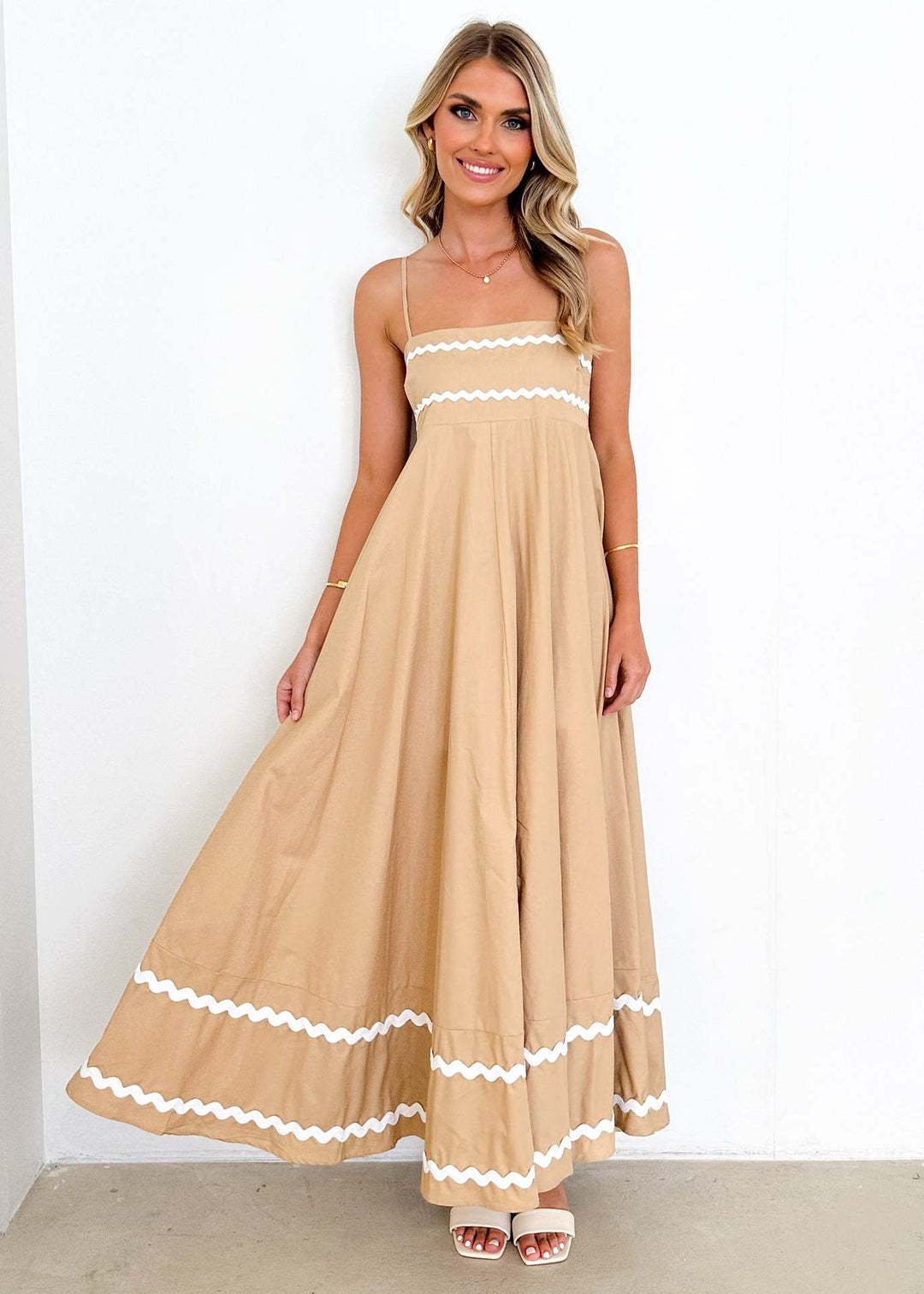 Damen Maxikleid mit eleganten Rüschendetails EB