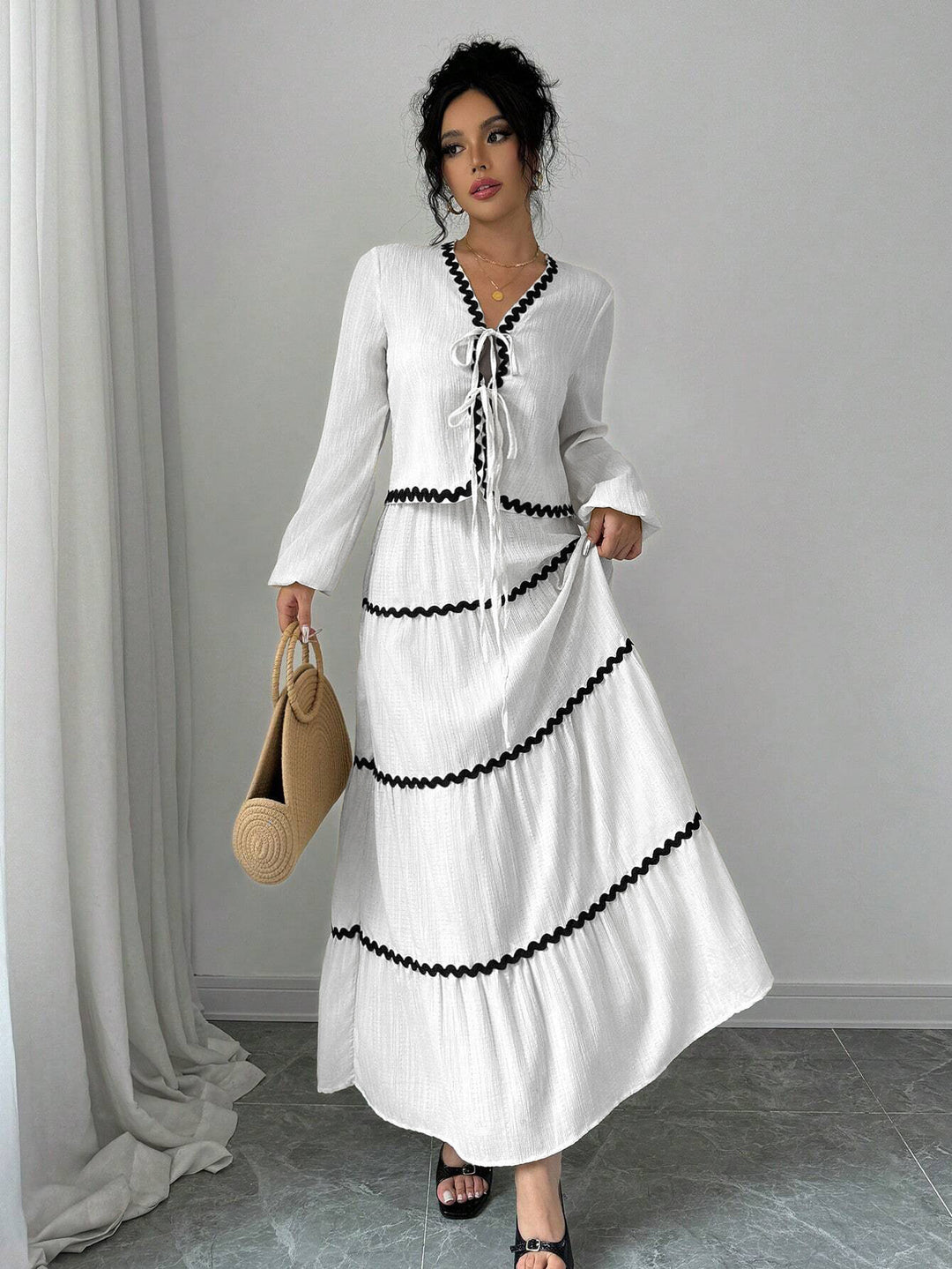 Damen Maxi-Kleid mit verspieltem Schnürungsausschnitt und elegantem Rüschenboden EB
