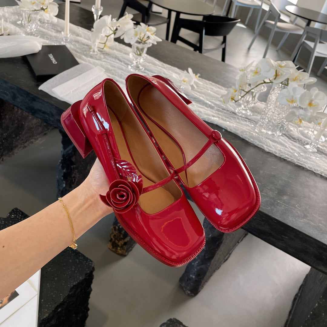 Damen elegante Lackleder-Pumps mit Riemchen und floraler Applikation EB
