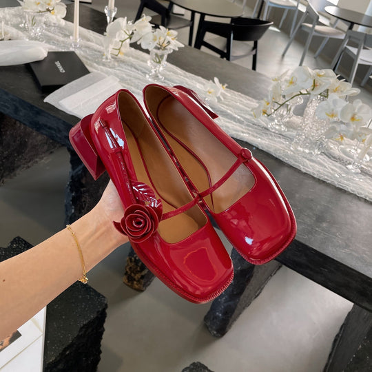 Damen elegante Lackleder-Pumps mit Riemchen und floraler Applikation EB