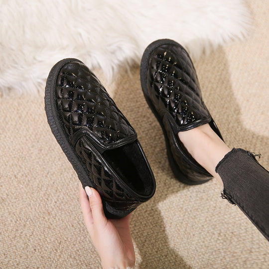 Damen gefütterte Slip-On Hausschuhe mit rutschfester Sohle und modischem Steppdesign EB