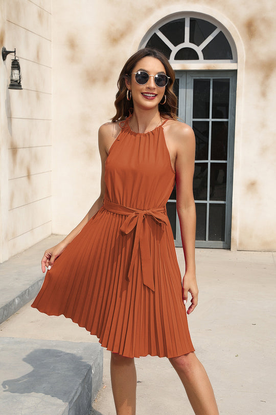 Damen Plissiertes Sommerkleid mit tailliertem Gürtel und Halterneck EB