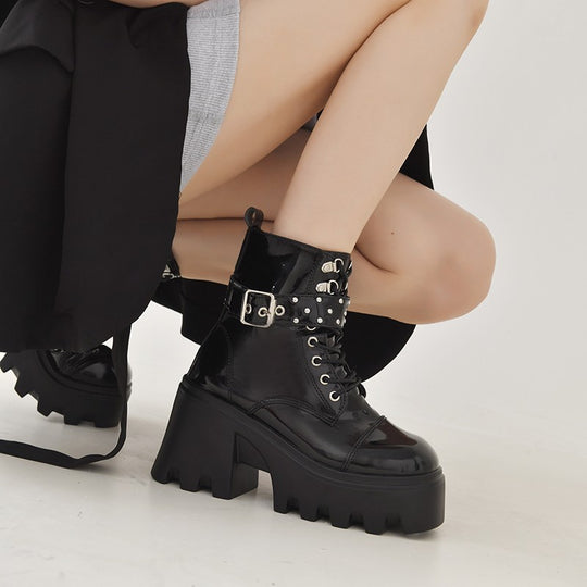 Damen Plateau-Combat-Boots mit Nieten- und Schnallenriemen, hochgeschnittener Schnürung und profilierter Wellenlaufsohle EB