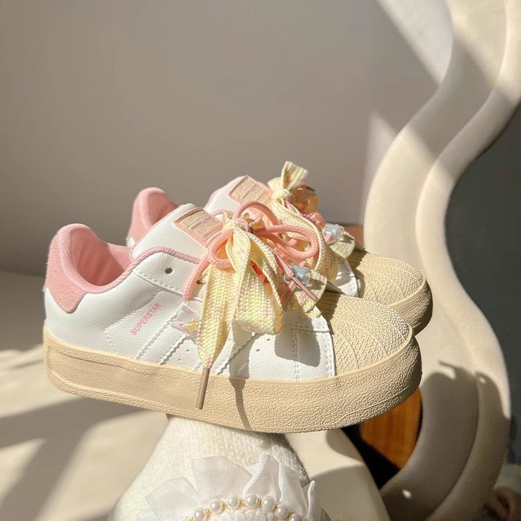 Damen Modische Sneakers mit verspieltem Schnürsystem und bunten Applikationen EB