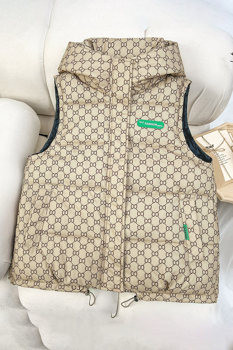 Damen nan gesteppte Kapuzenweste mit Allover‑Logoprint, wattierter Isolierung, verstellbarem Saum und verdeckten Reißverschlusstaschen EB