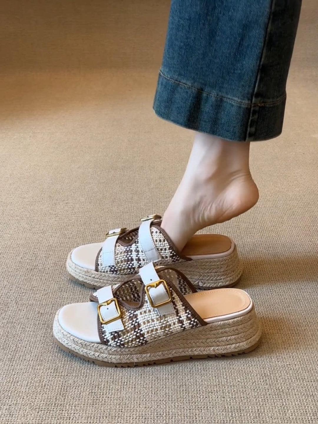 Damen komfortable Wedge-Pantoletten mit doppeltem Riemchen und geflochtenem Detail EB