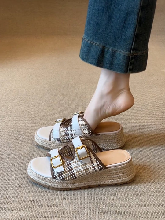 Damen komfortable Wedge-Pantoletten mit doppeltem Riemchen und geflochtenem Detail EB