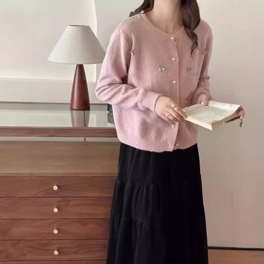 Damen Strickjacke mit floralen Stickereien und Perlenknöpfen EB