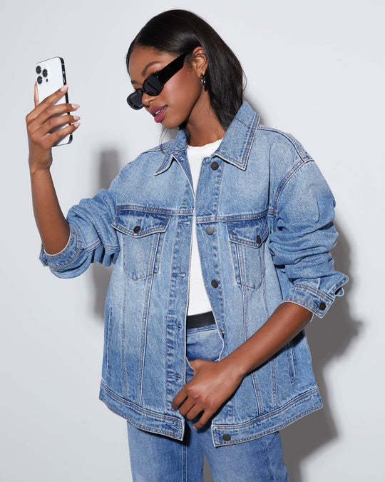 Damen Oversized Denimjacke mit modernen Details EB