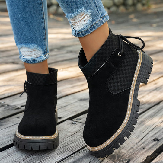 Damen  kurze Wildleder-Stiefelette mit robuster Profilsohle und gepolstertem Schaft EB