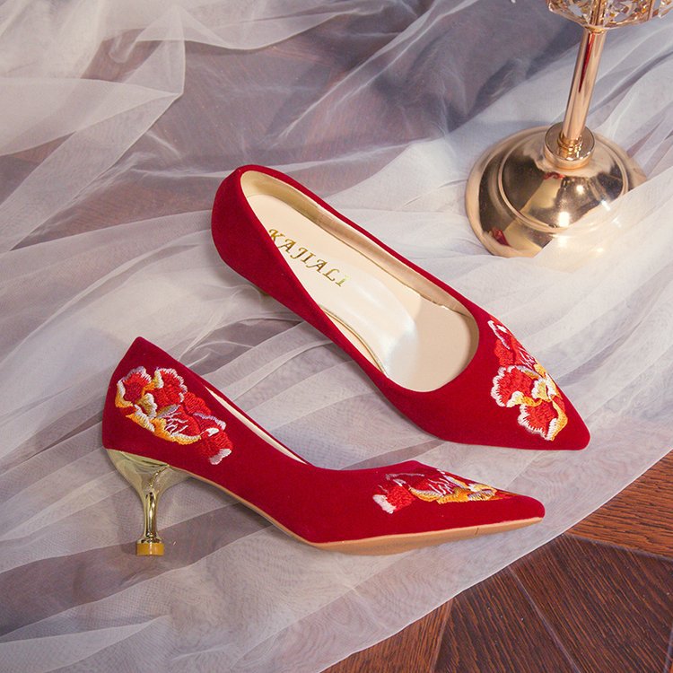 Damen Spitzen-Pumps mit floralem Stickdesign und elegantem goldfarbenen Absatz EB