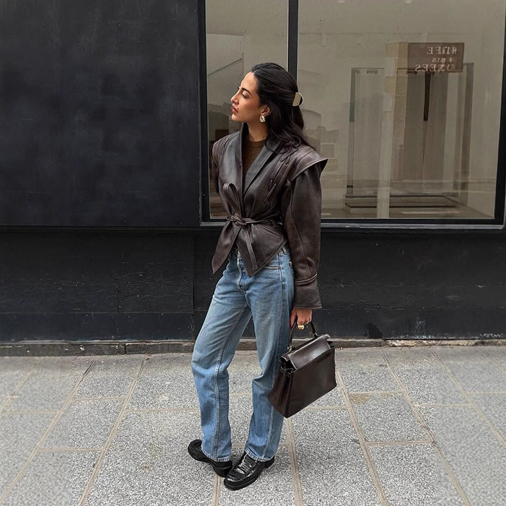 Damen Elegante Kunstlederjacke mit tailliertem Schnitt und breitem Kragen EB