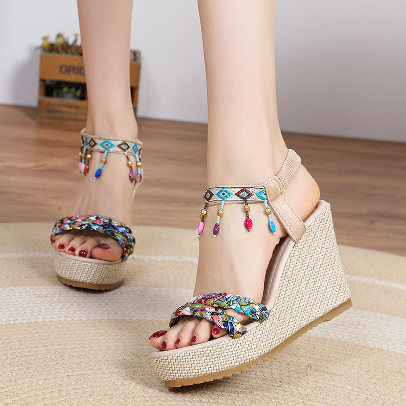 Damen Wedge-Sandalen mit bunten dekorativen Details EB