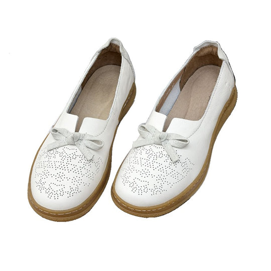 Damen Mokassin-Schuhe mit modischem Schnitt und perforierten Details EB