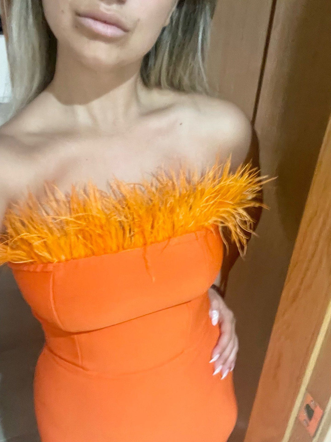 Damen Cocktailkleid mit extravagantem Federn-Ausschnitt und figurbetontem Schnitt EB