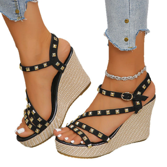 Damen Wedge-Sandalen mit eleganten Nieten und geflochtenem Absatz EB