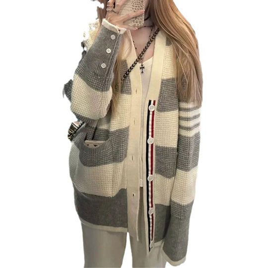 Damen lässiger Strickcardigan mit gestreiftem Muster und praktischen Taschen EB
