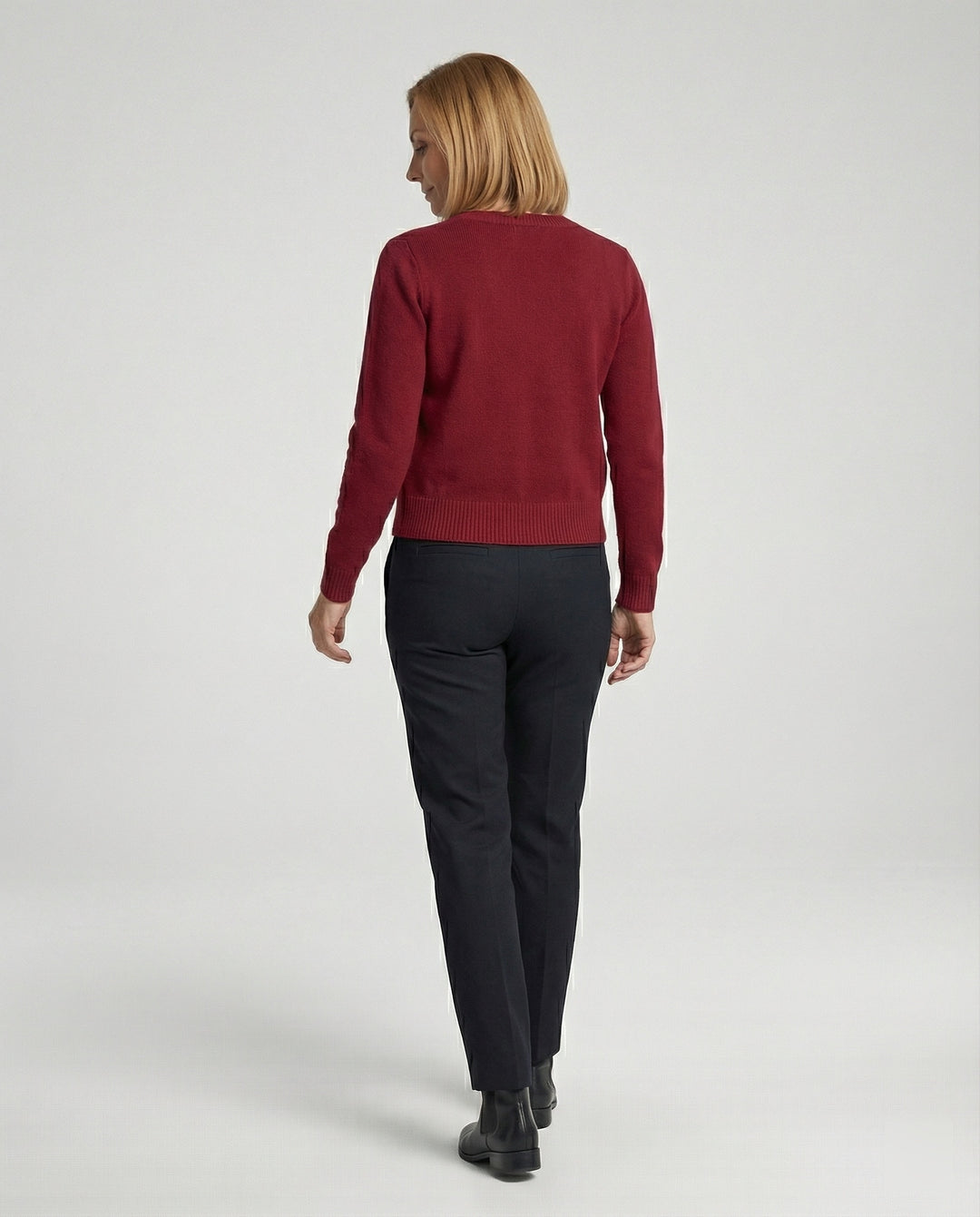 Damen kurz geschnittener Feinstrickcardigan mit sichtbarer Knopfreihe geripptem Saum und legerer Schulterpartie EB