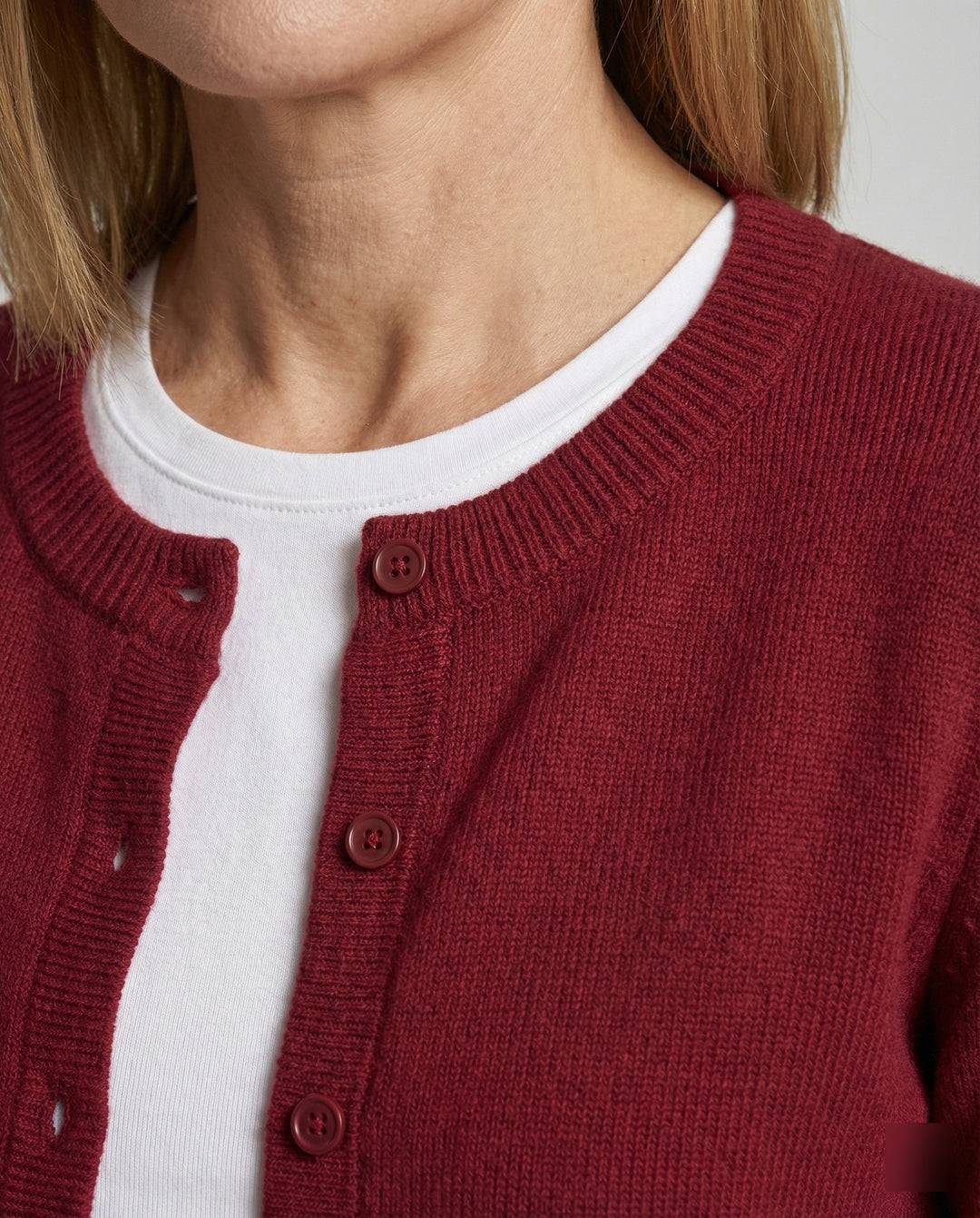 Damen kurz geschnittener Feinstrickcardigan mit sichtbarer Knopfreihe geripptem Saum und legerer Schulterpartie EB