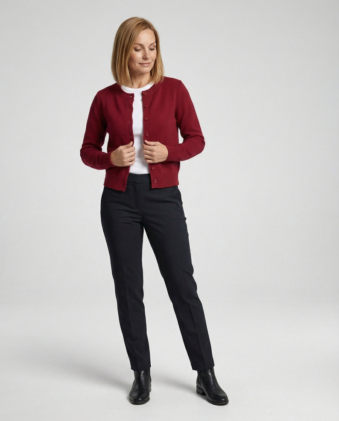 Damen kurz geschnittener Feinstrickcardigan mit sichtbarer Knopfreihe geripptem Saum und legerer Schulterpartie EB