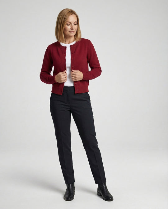 Damen kurz geschnittener Feinstrickcardigan mit sichtbarer Knopfreihe geripptem Saum und legerer Schulterpartie EB