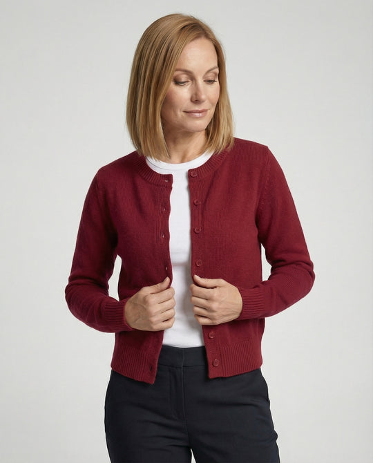Damen kurz geschnittener Feinstrickcardigan mit sichtbarer Knopfreihe geripptem Saum und legerer Schulterpartie EB