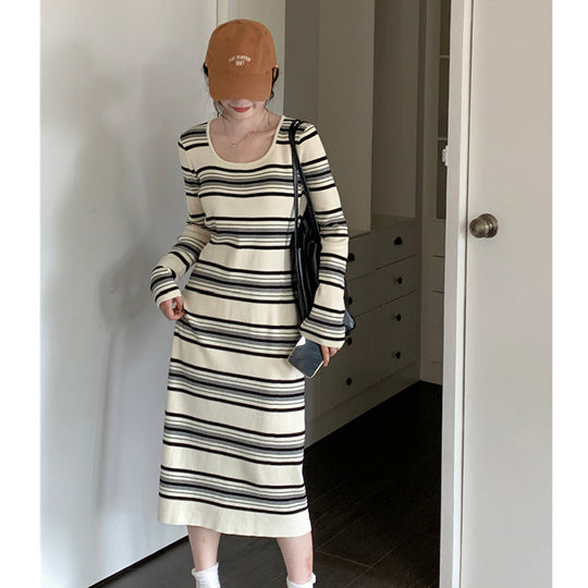 Damen Langärmliges gestreiftes Kleid mit figurbetontem Schnitt und Rundhalsausschnitt EB